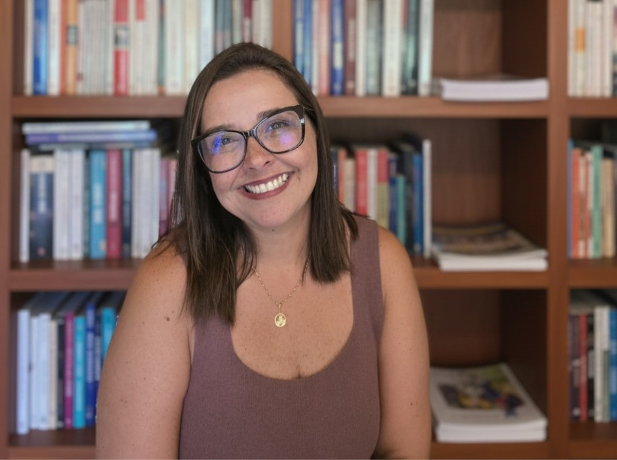 Profa. Luciana Andrade na biblioteca clínica da Desatar